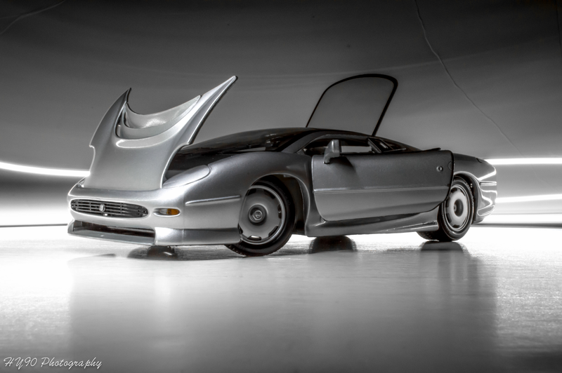 Illustration for article titled LaLD Car week: Thursday on the Thames | Jaguar XJ220